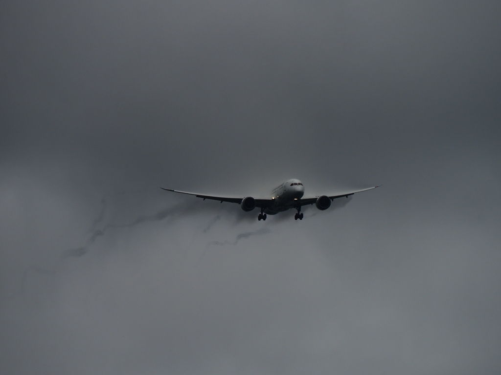 梅雨空　南風