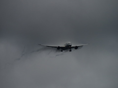 梅雨空　南風