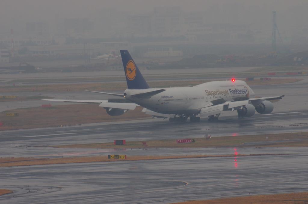 B748 雨の羽田に到着