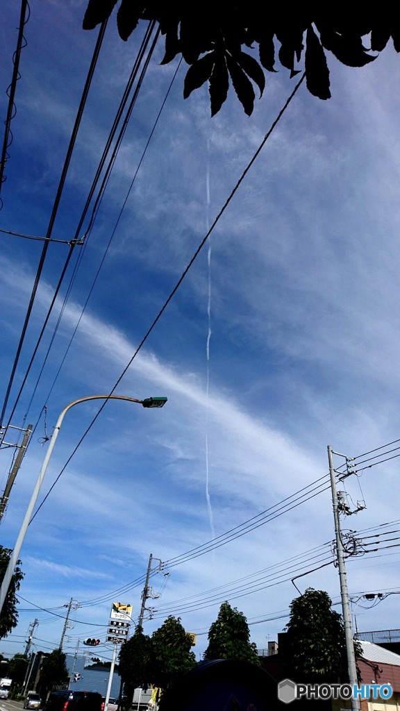 バス待ちの飛行機雲