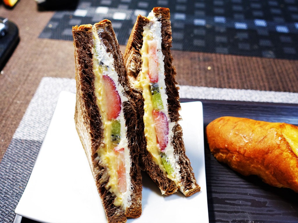 今日のパン～チョコデニッシュ・フルーツサンド