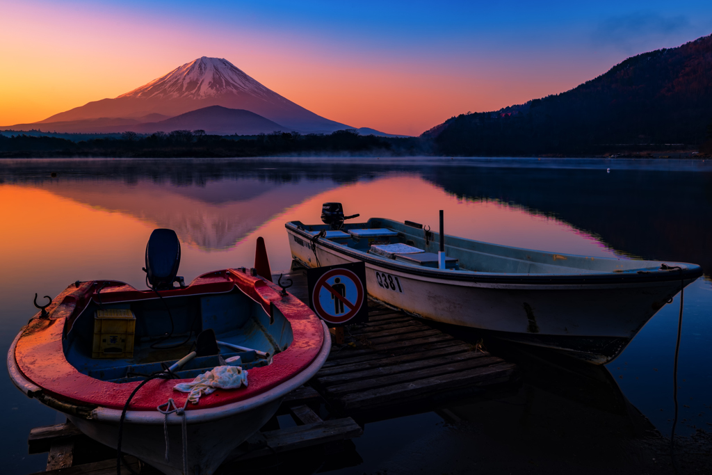 精進湖の夜明け