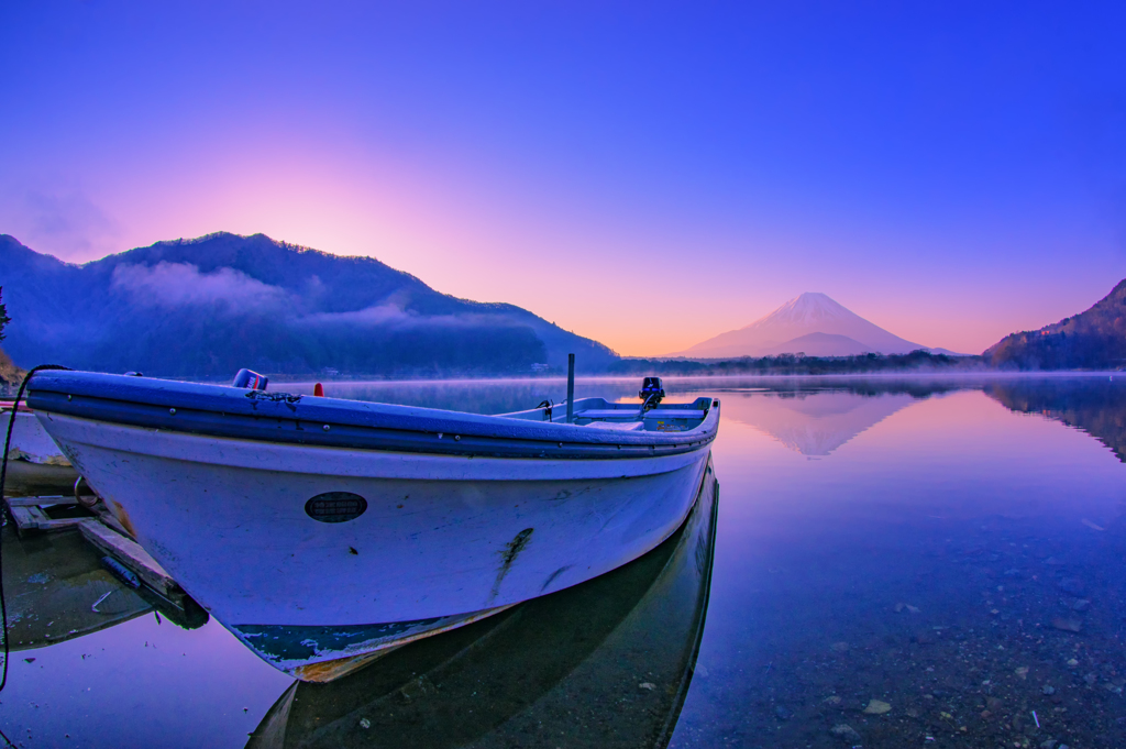 精進湖の夜明け