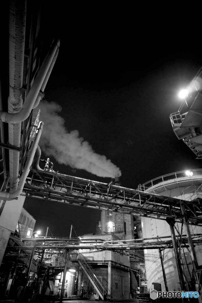 夜の工場