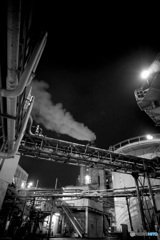 夜の工場
