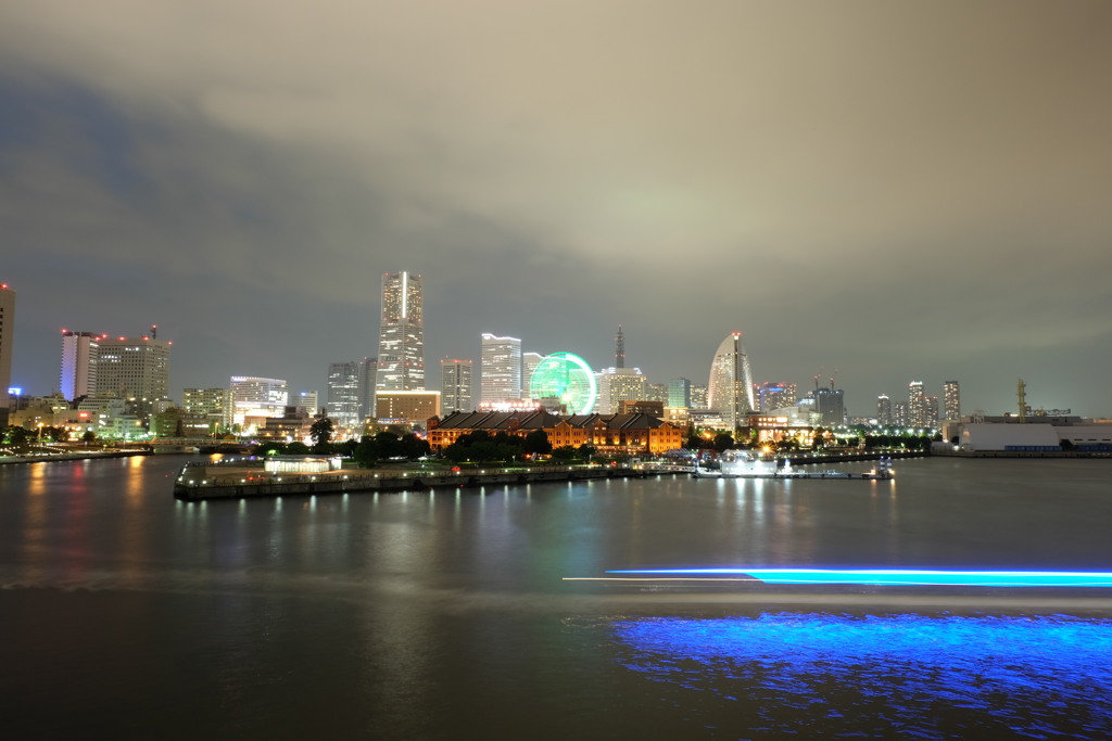 夜の横浜曇り空