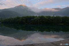 朝日を受ける山