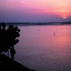 夕日に向かう釣り人