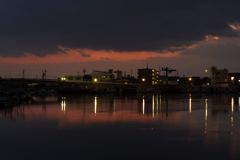夕闇せまる白子港