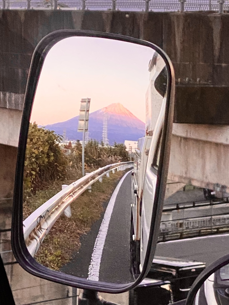 左サイドミラーで富士山