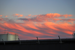 石油タンクと夕焼け雲