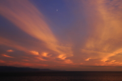 淡い月と夕焼け 淡い月と夕焼け