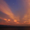 淡い月と夕焼け