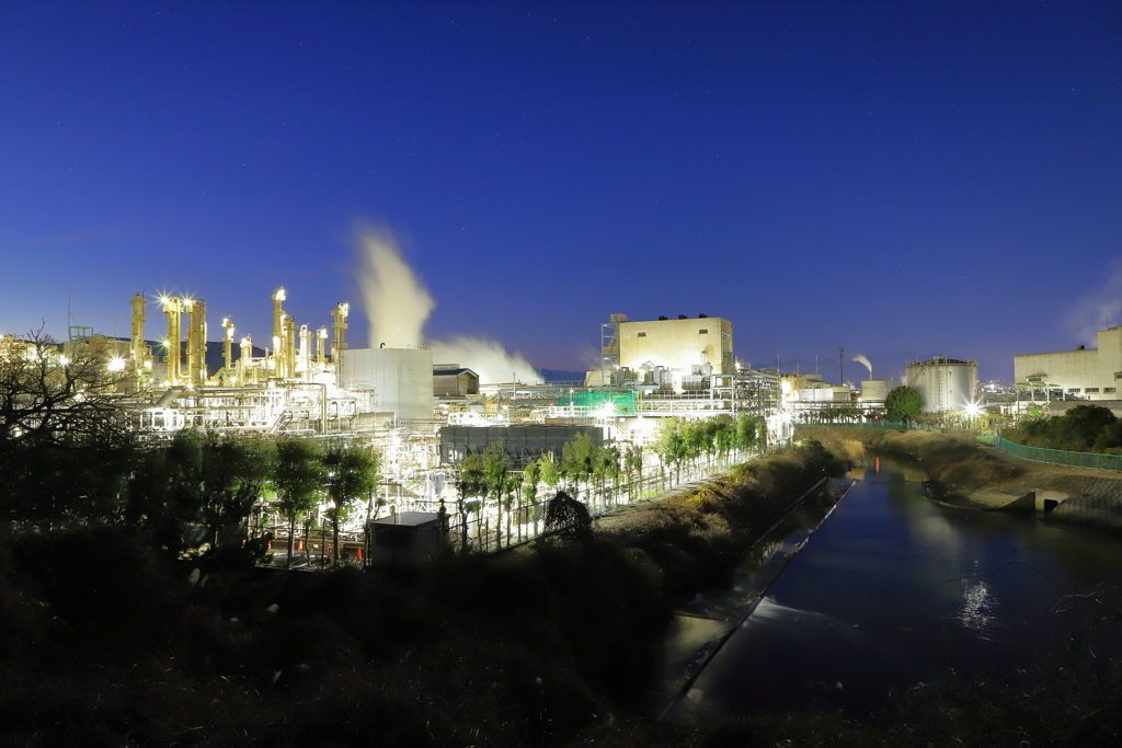 水門と工場夜景
