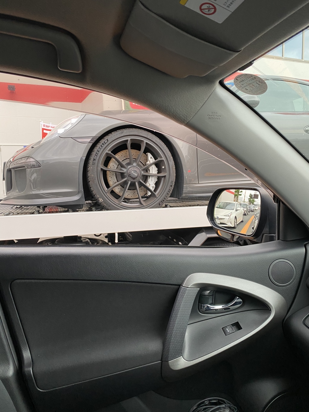 信号待ちでGT3、6ポッドキャリパー