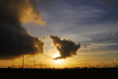 夕陽を遮る雲