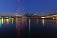 光、舞い散る港