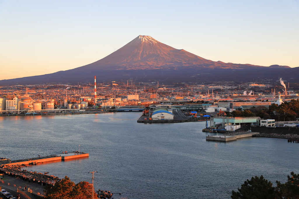 初日の出に染まる富士山