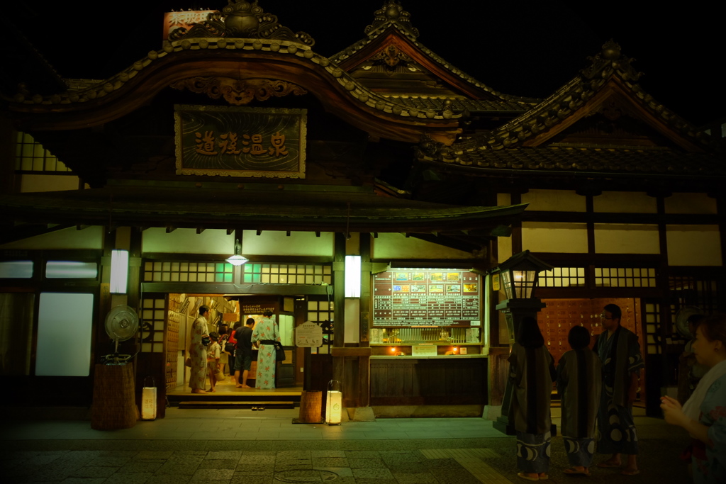 夜もふけて