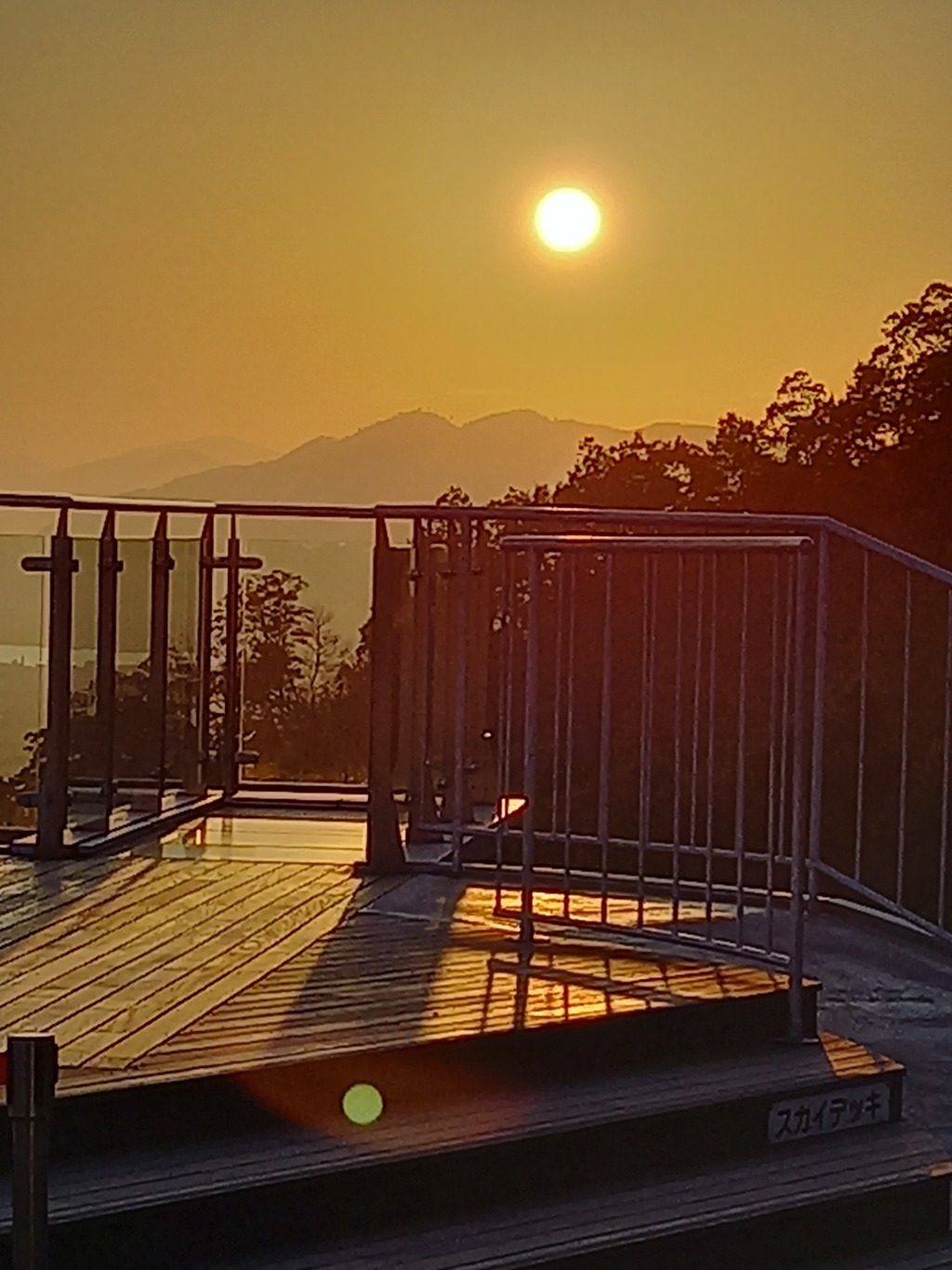 スカイデッキに夕日