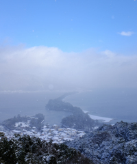 下界は雪模様