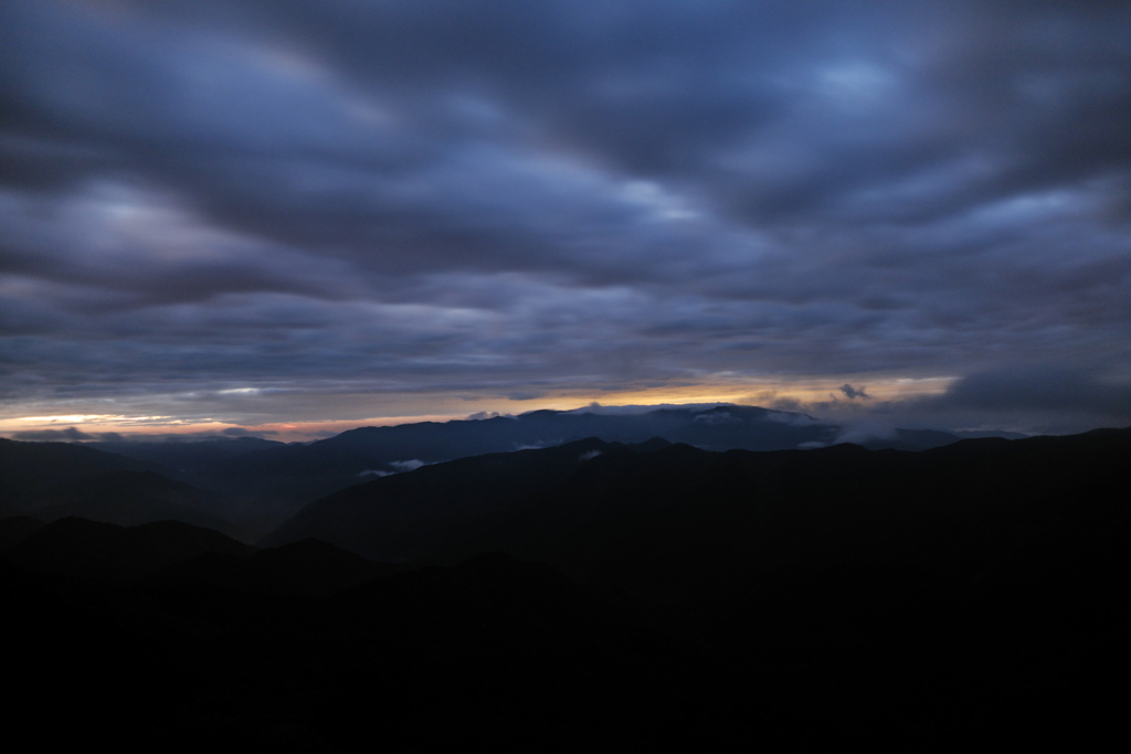 夕日　曇天