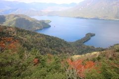 中禅寺湖　右上が男体山、その左に広がるのが戦場ヶ原