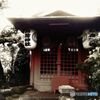 稲荷神社、雨。