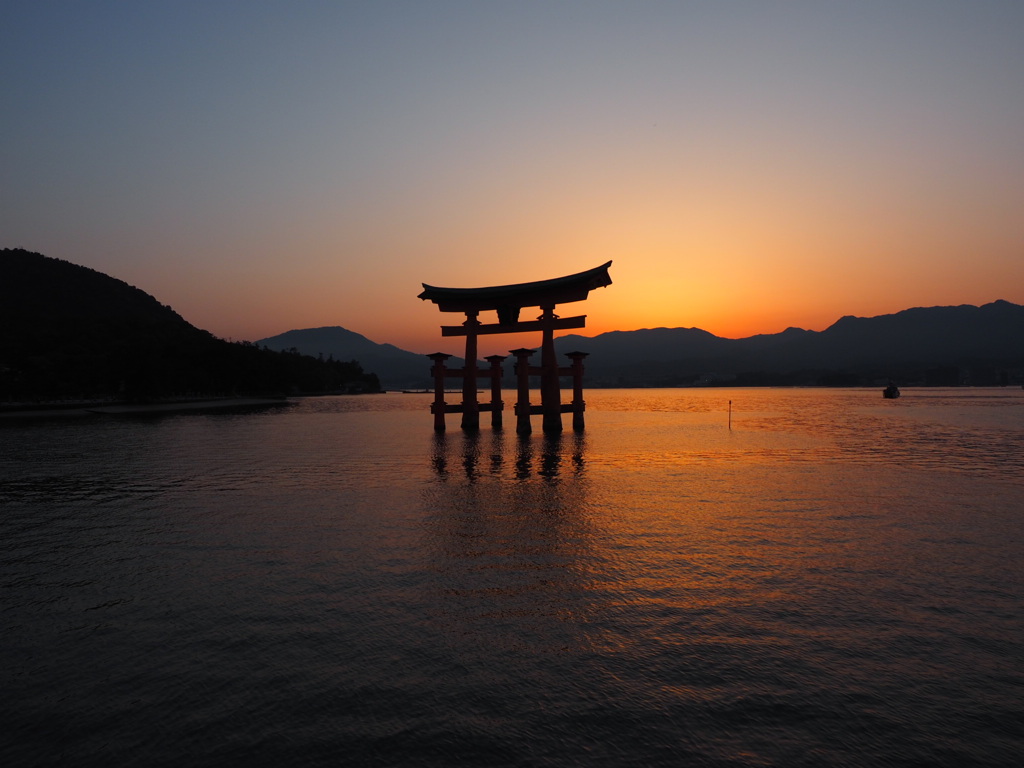 夕焼けの大鳥居