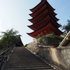 階段越しの厳島神社五重塔