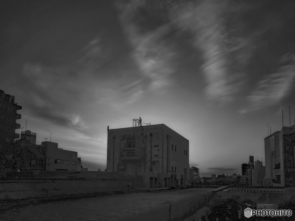 夕暮れる配管ビル