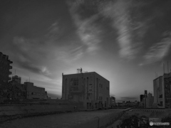 夕暮れる配管ビル