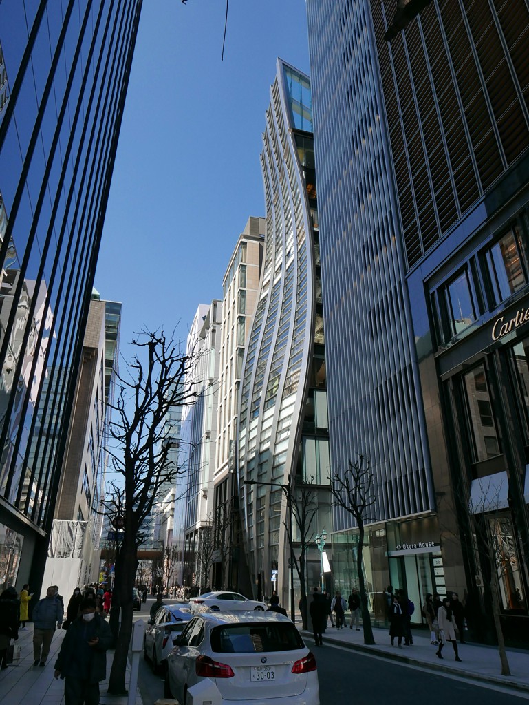 捻られた形のビル