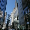 捻られた形のビル