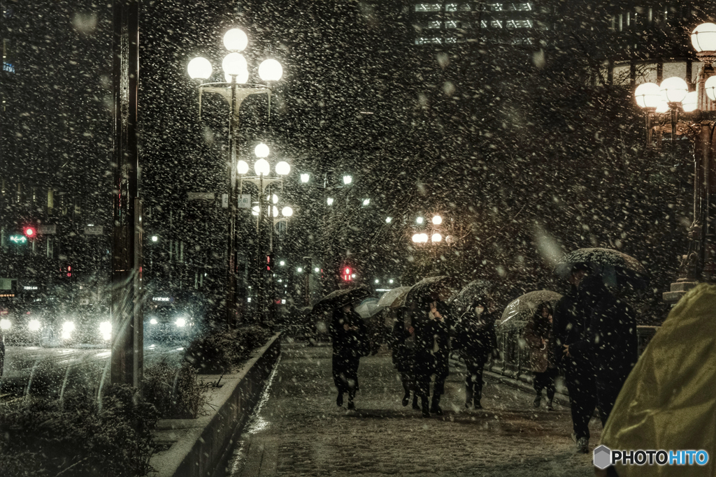 雪降る四谷見附橋