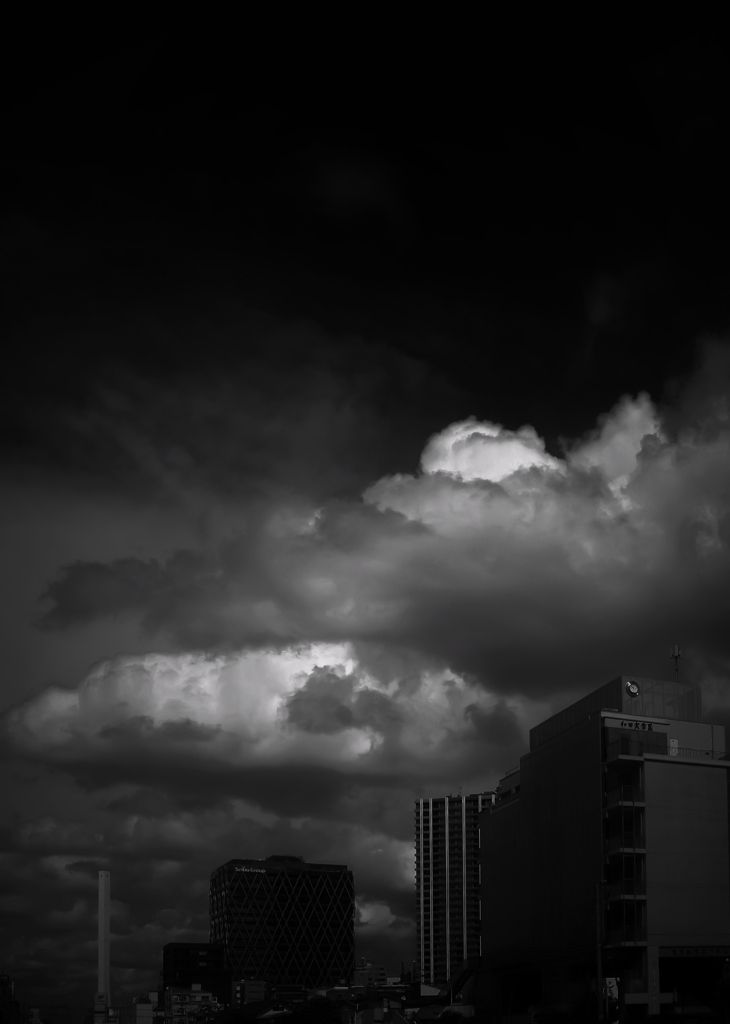 まだ湧く夏雲