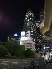 夜の新宿駅前に聳える