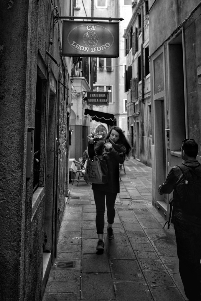 ヴェネチアの路地を歩く １