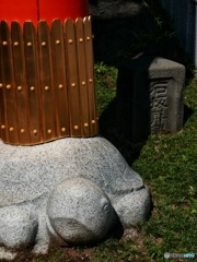 龜が支える鳥居 