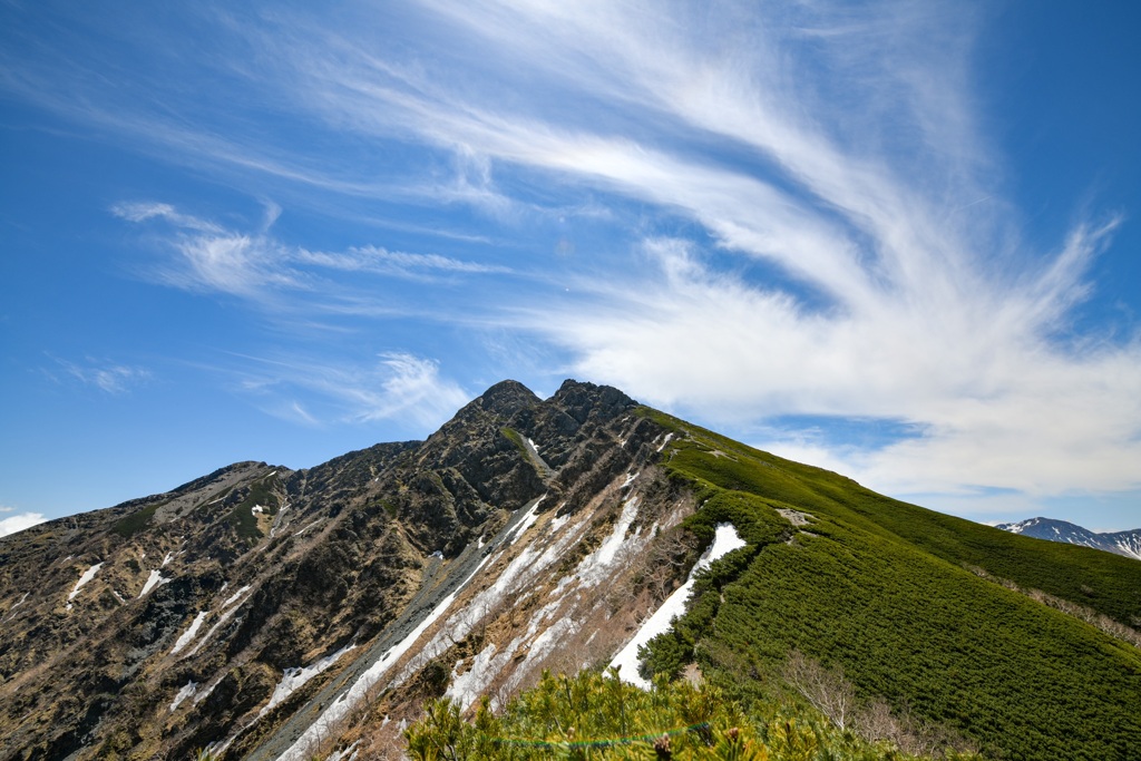 残雪と塩見岳