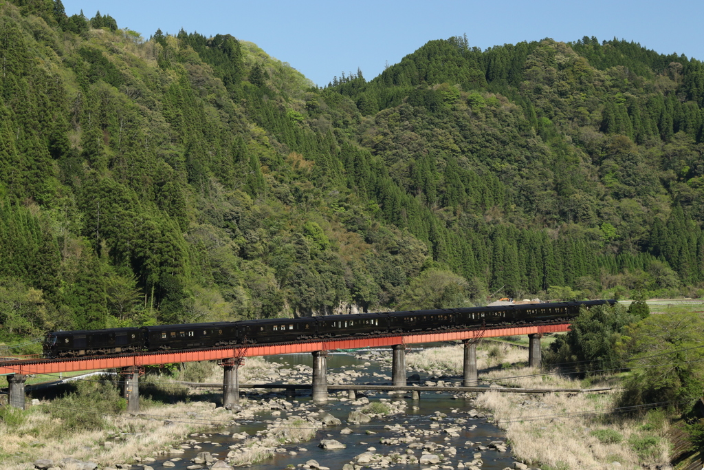 ななつ星 玖珠川を渡る