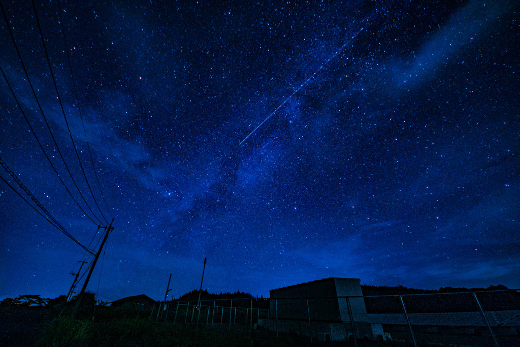 天の川を流れる流星