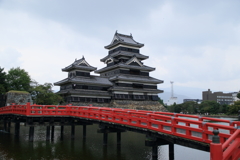 曇天の松本城