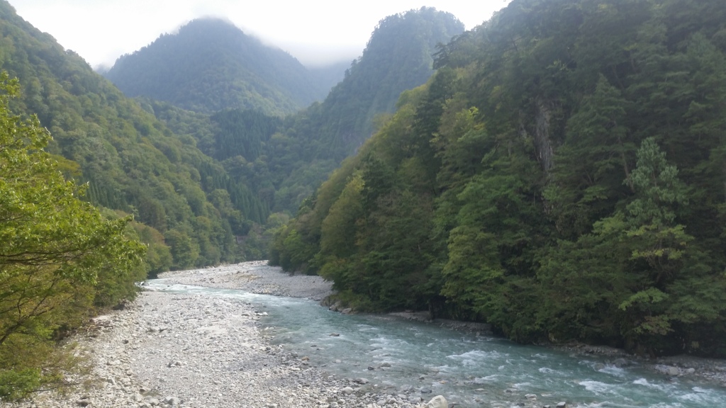 日光と川