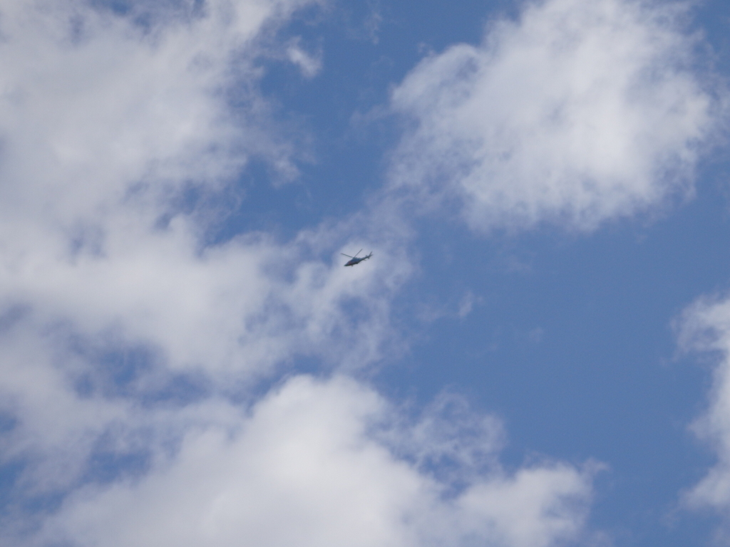 秋の空とヘリ