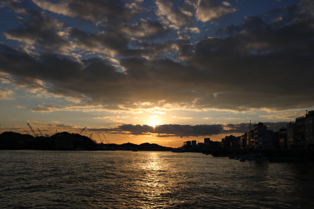 造船の町の夕暮れ