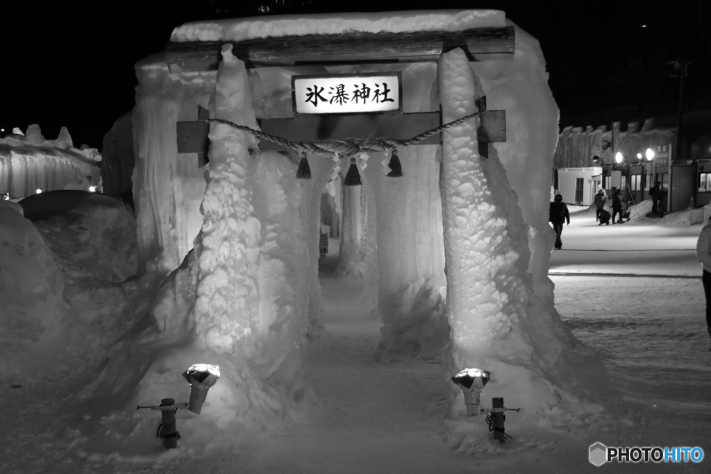 氷瀑神社(モノクロver)