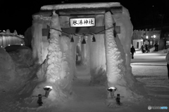 氷瀑神社(モノクロver)
