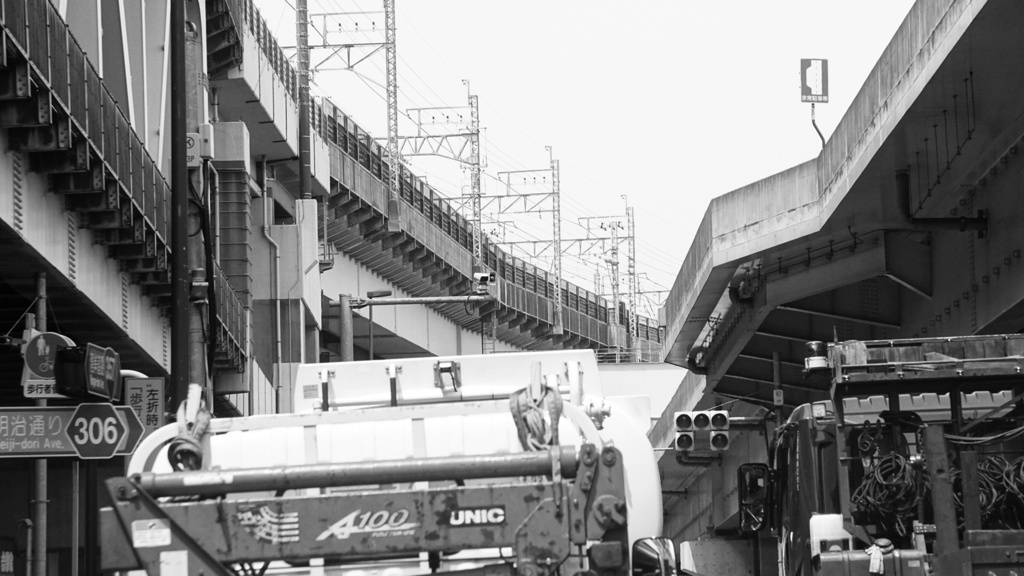 線路の下から