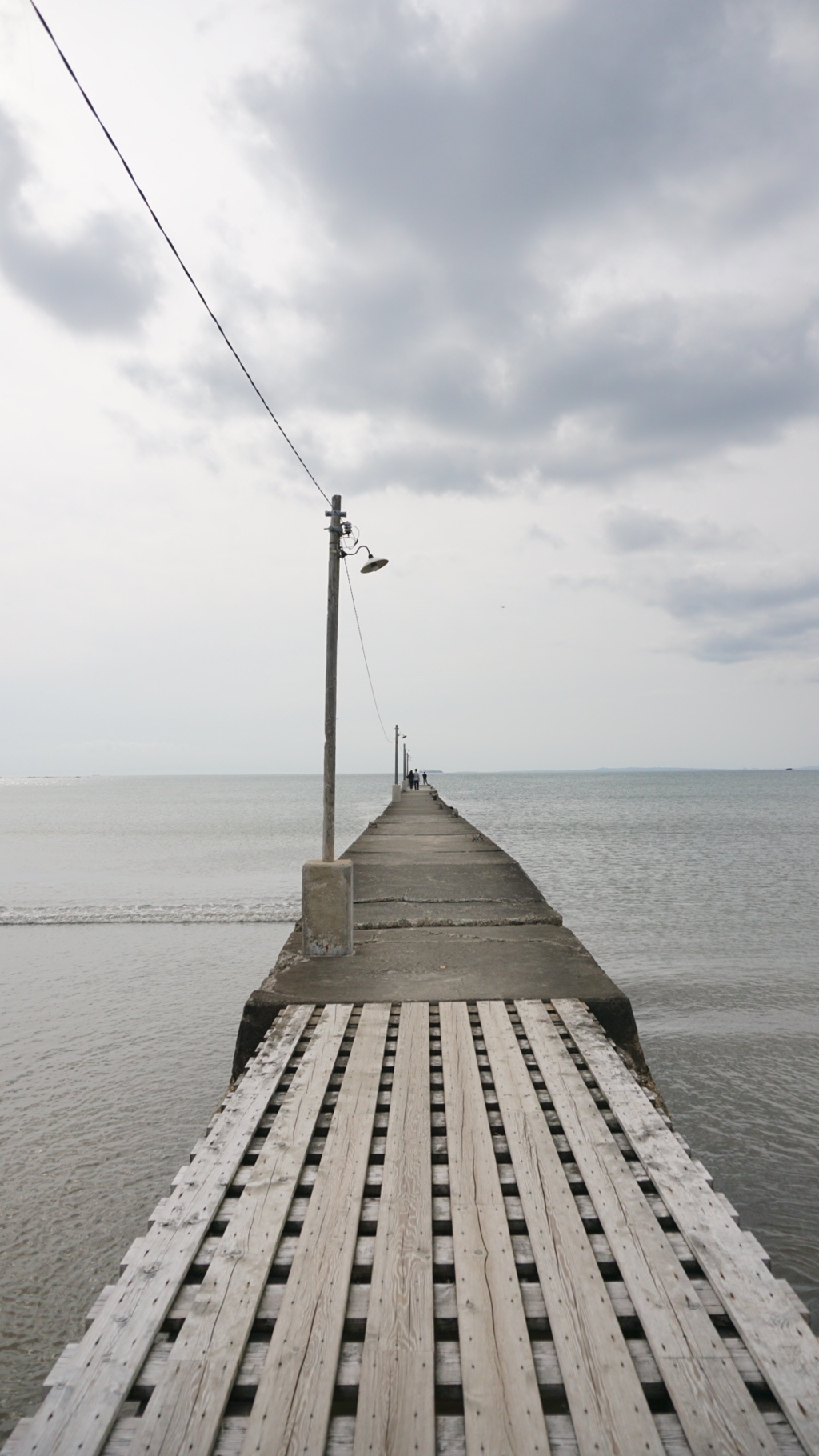 どこまでも続きそうな桟橋